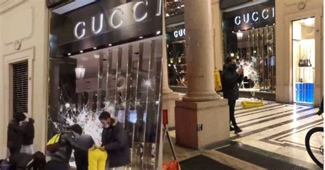 vetrina di gucci rotta|Scontri a Torino: nella notte di guerriglia vetrine sfondate e .